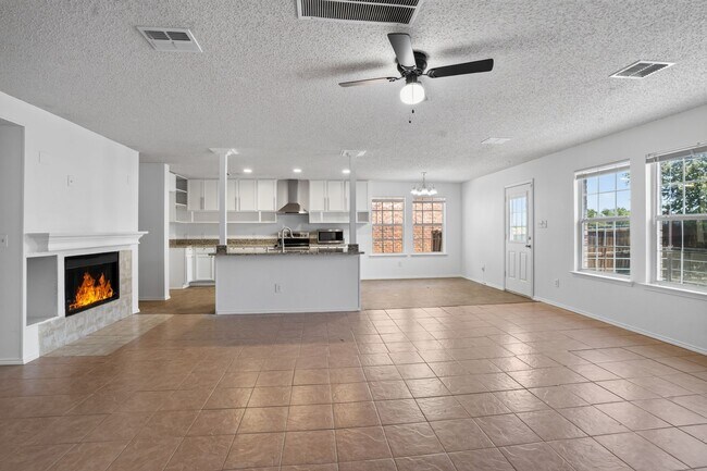 Building Photo - 5-bedroom, 3 bathrooms House for Rent