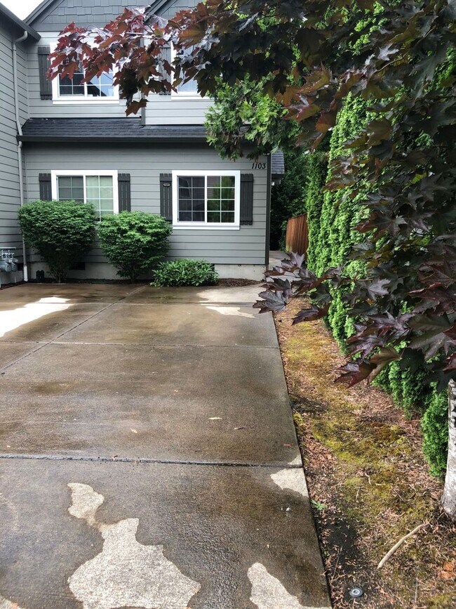 Building Photo - Small Pet Friendly! 4 Bedroom, 2 Bathroom Close to Campus!