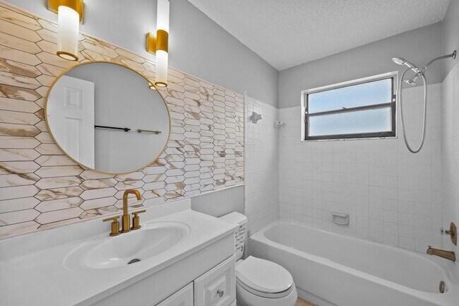 Building Photo - 1100 Manor Dr
