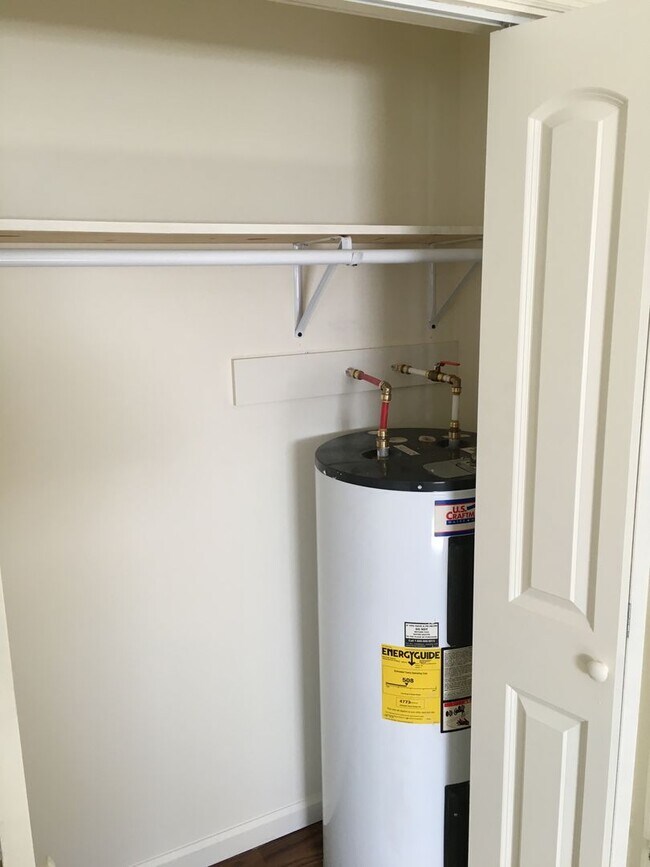 Building Photo - Lakeview Drive Bell 2503-2507 (Tri-plex)