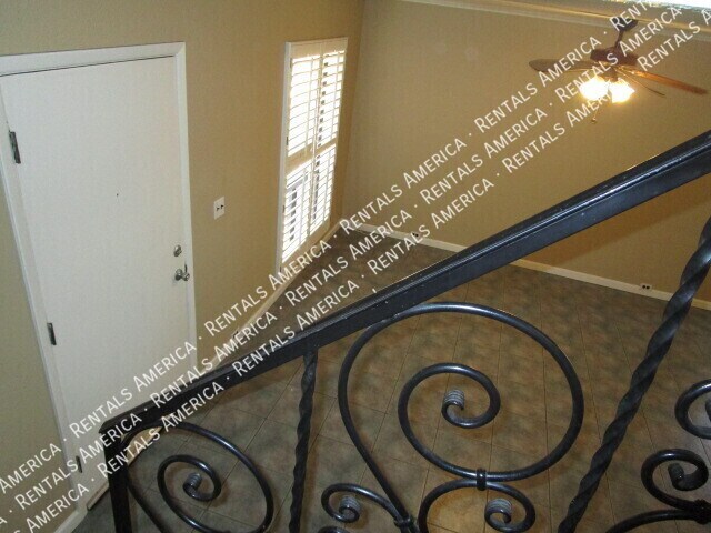 Building Photo - 711 E North Ln