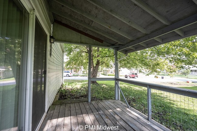 Building Photo - "Charming 2-Bed Sanctuary in Franklin – Co...