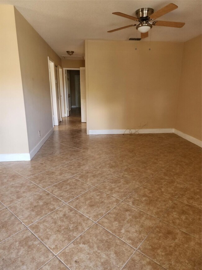 Building Photo - 4150 Woodside Dr