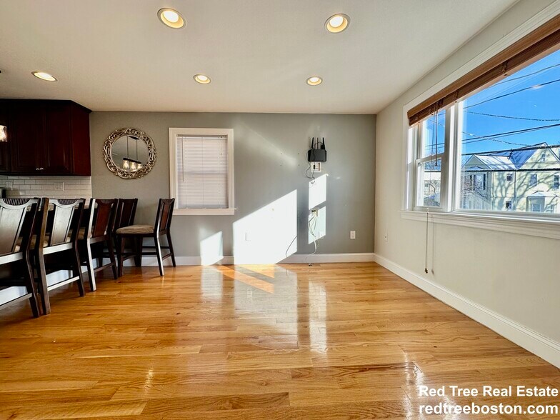 Building Photo - 62 Dunboy St