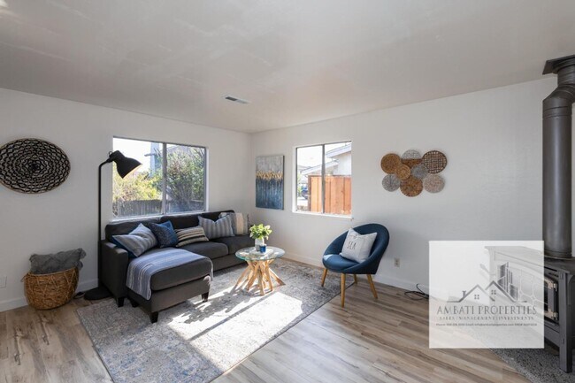 Building Photo - Monthly Rental Opportunity: Charming Singl...