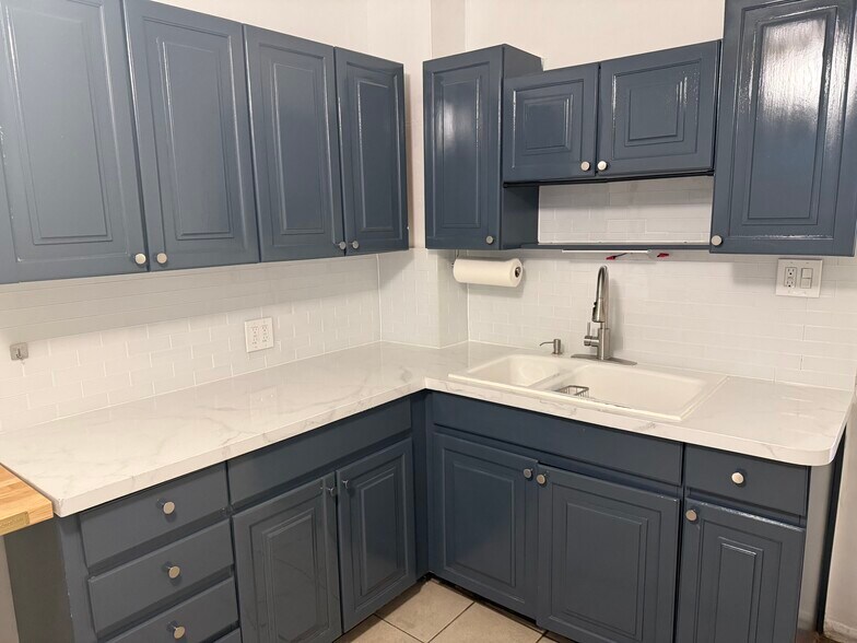 Building Photo - 8420 Little Neck Pky