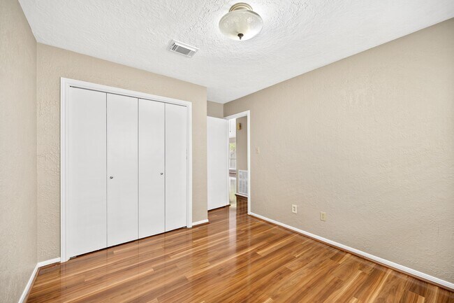 Building Photo - 16019 Mission Village Dr