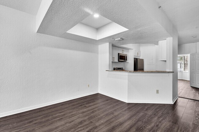 Building Photo - 725 SW 148th Ave