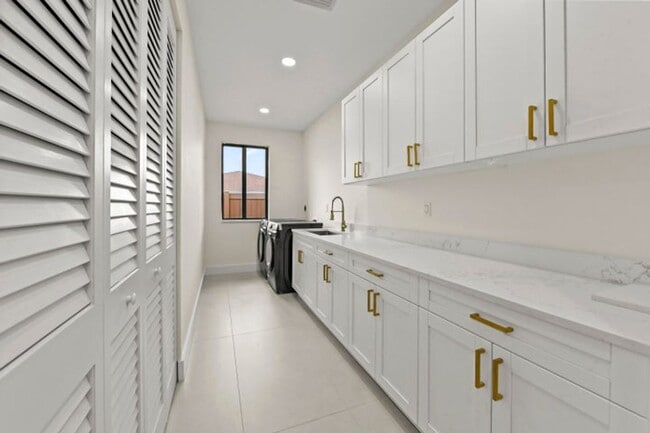 Building Photo - 621 NW 42nd Ave