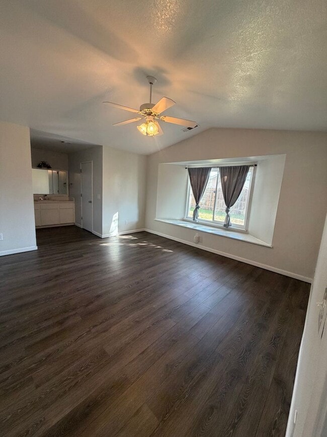 Building Photo - Charming 3 bedroom 2 bathroom home located...