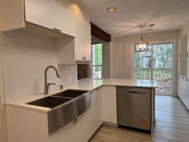 Building Photo - Charming Condo in a Can't-Miss Location – Private Deck, Garage, and Nature-Filled Community