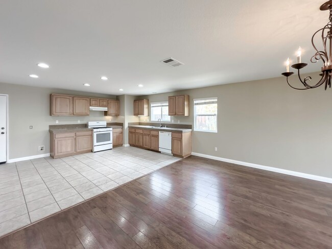 Building Photo - Large 4 bedroom + LOFT Home in Murrieta Fo...