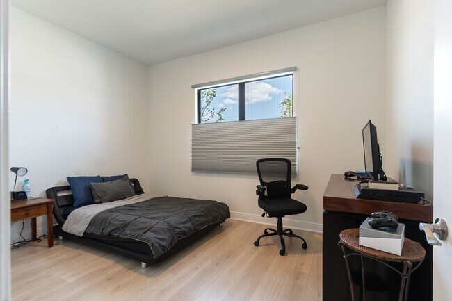 Building Photo - **25% OFF FIRST MONTHS RENT IF YOU OCCUPY ...