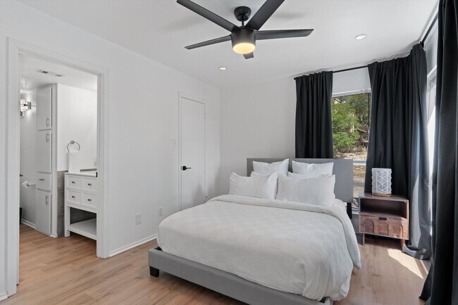 Building Photo - Perfectly Located 1-Bedroom Condo For Lease