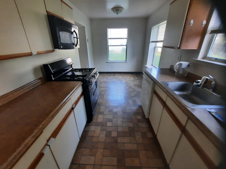 Eat-in Kitchen - 7 Wyndmoor Dr