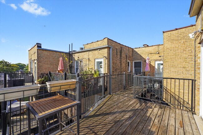 Building Photo - 2531 W Berwyn Ave