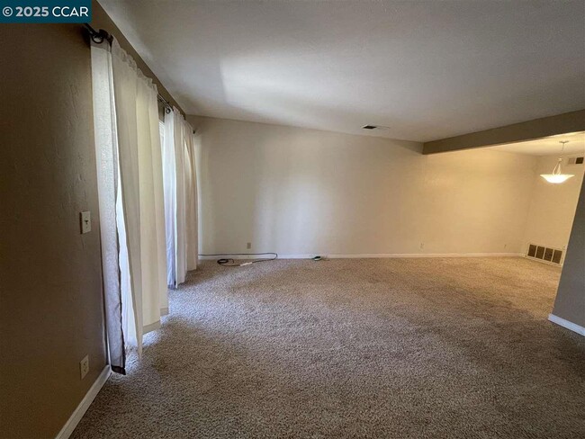 Building Photo - 62 Villa Cir
