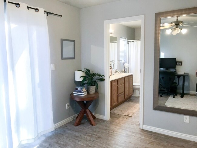 Building Photo - 3 bedroom, 2 bath townhome, end unit, grea...