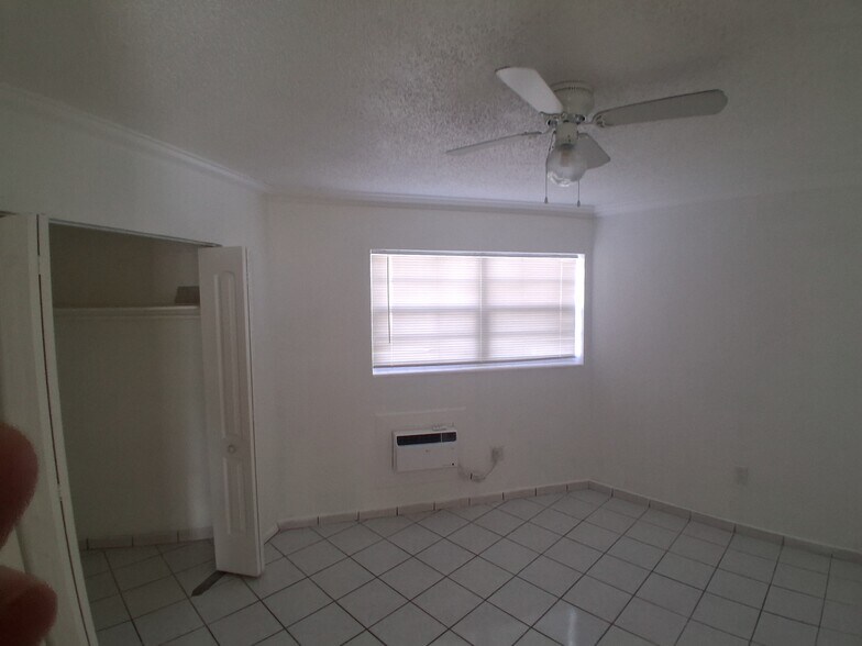 Building Photo - 1605 NE Miami Gardens Dr