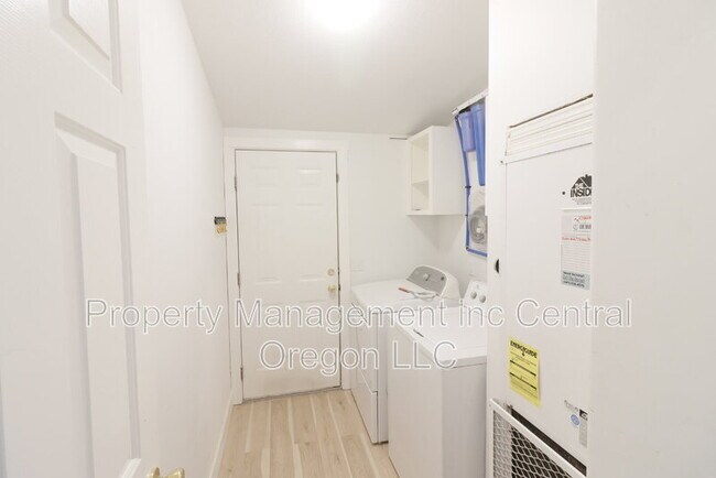 Building Photo - 15550 Rim Dr