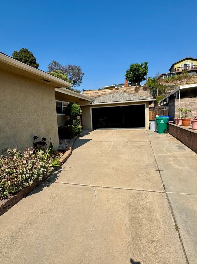 Building Photo - OPEN HOUSE 8/16/25 3pm-4pm