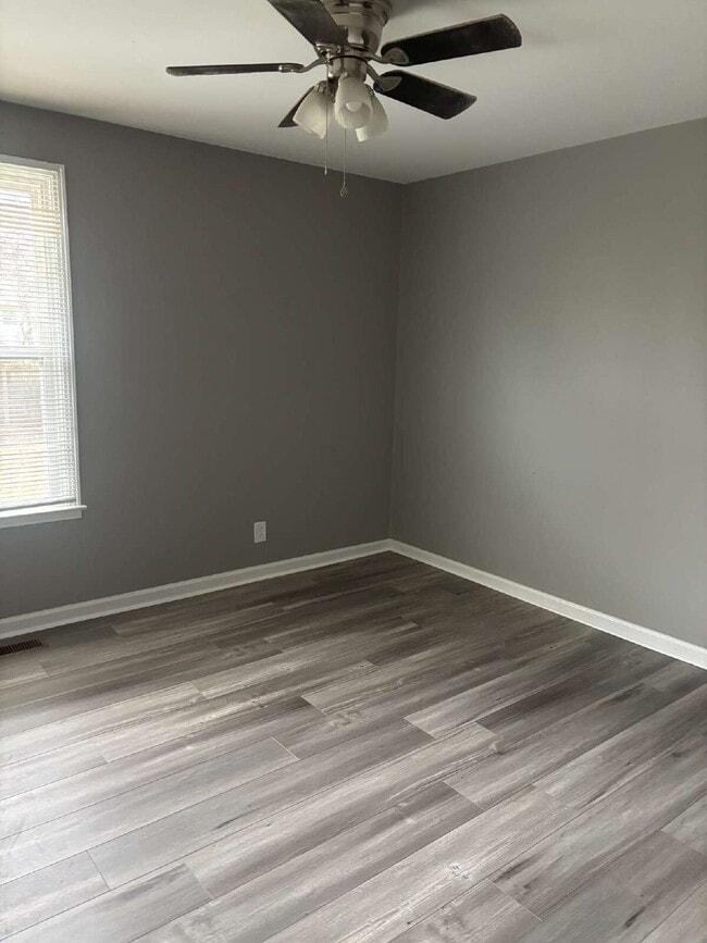 Building Photo - 392 Roselawn Dr