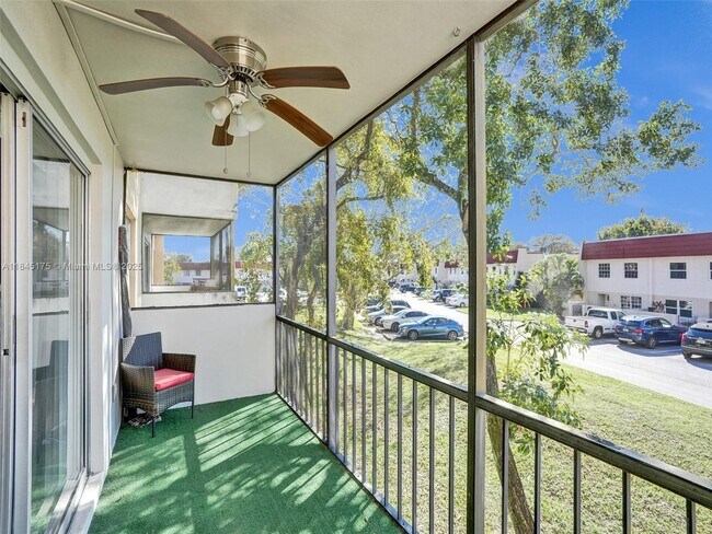 Building Photo - 4152 Inverrary Dr