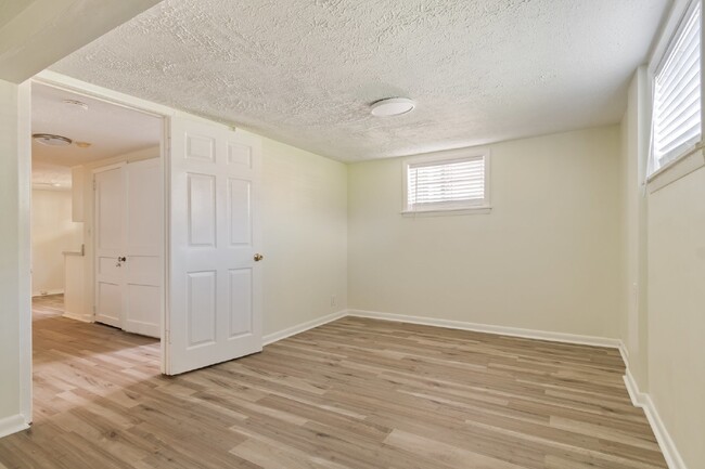 Building Photo - Freshly renovated duplex near Charlotte Av...