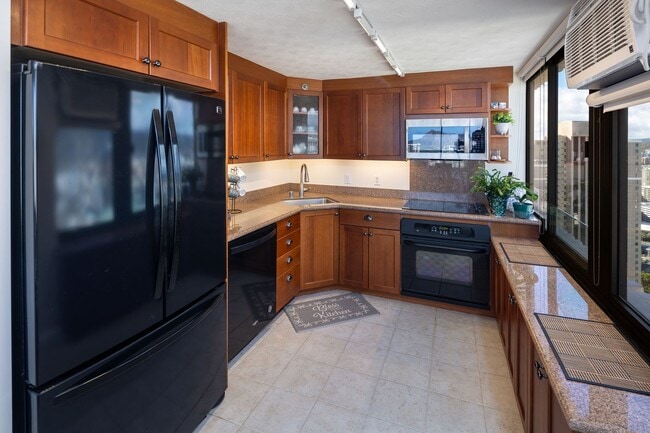 Building Photo - 2 bedroom, 2 Bath Condo with BEAUTIFUL Mountain, Ocean, and Diamond Head Views.