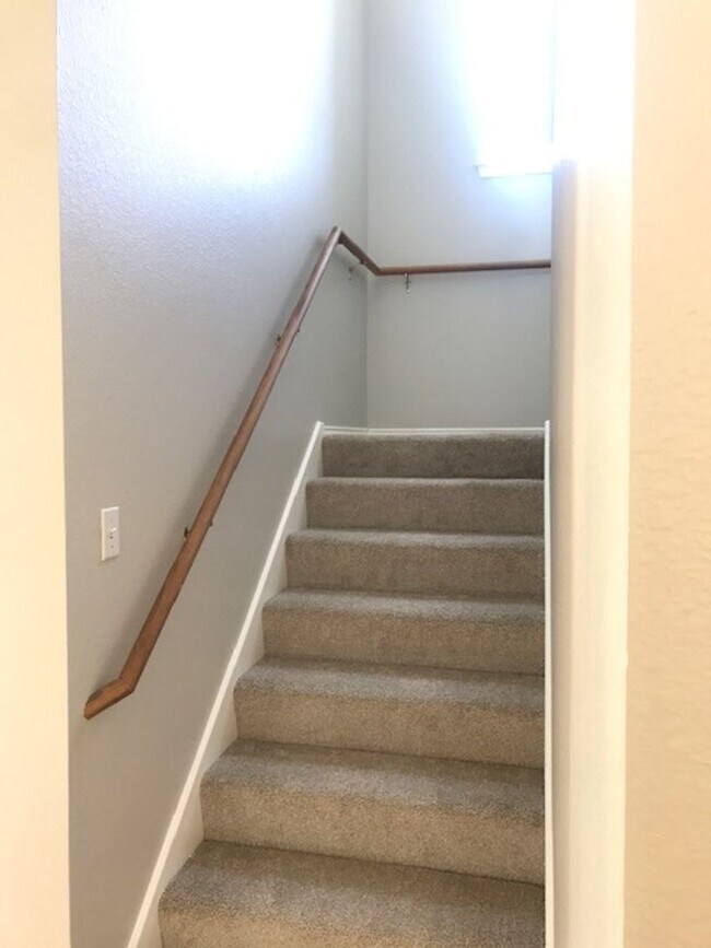 Building Photo - Wonderful 3 bedroom 2 bath Duplex