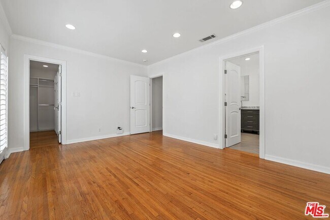Building Photo - 2030 Kelton Ave