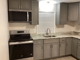 Building Photo - 296 Lynn St