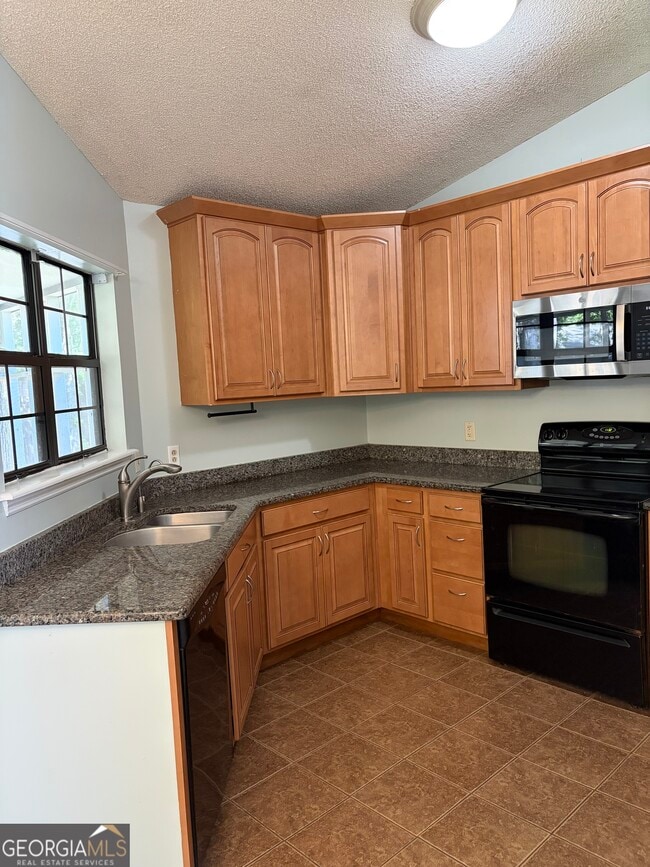 Building Photo - 121 Innerlake Ln