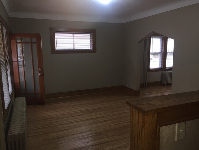 Building Photo - Gorgeous 3 Bedroom - 1-1/2 bath House in Prime St. Paul neighborhood