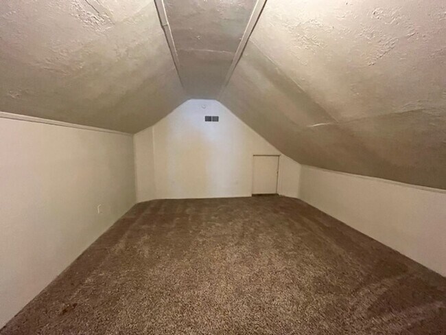 Building Photo - Renovated 4 Bedroom 2 Bath Home for Rent!