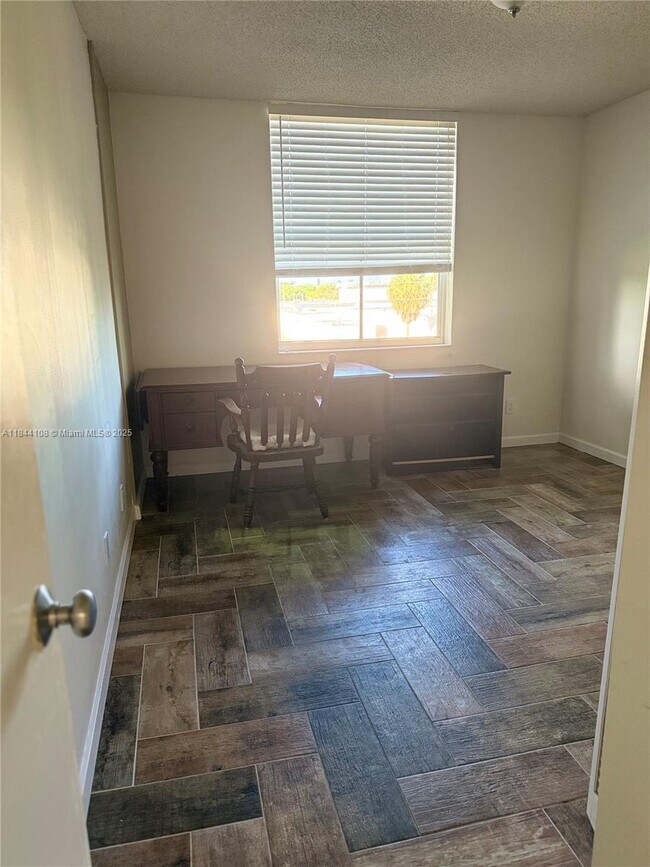 Building Photo - 1341 SE 3rd Ave