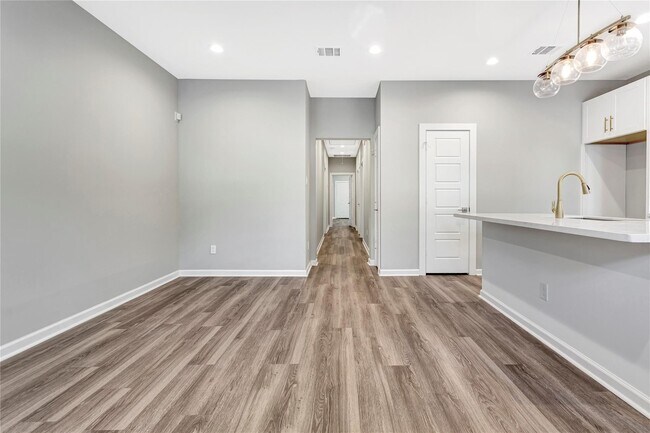 Building Photo - 6824 Dumble St