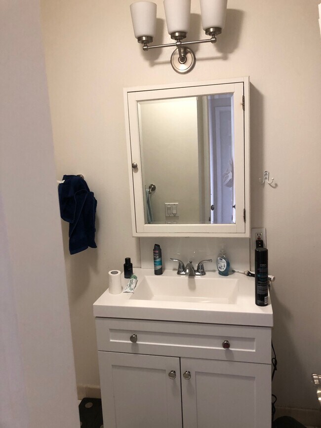 Bath Room - 10747 Wilshire Blvd