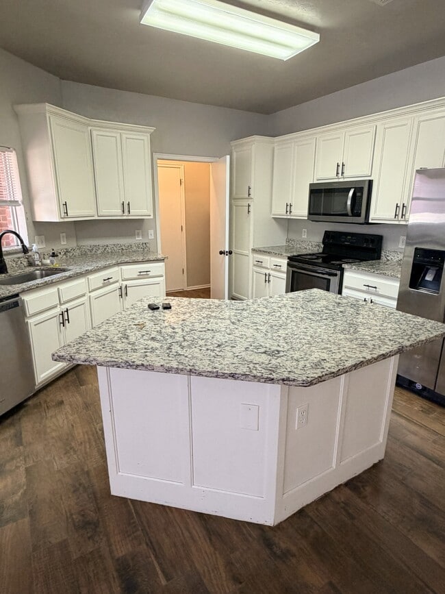 Building Photo - 1929 Lariat Cir