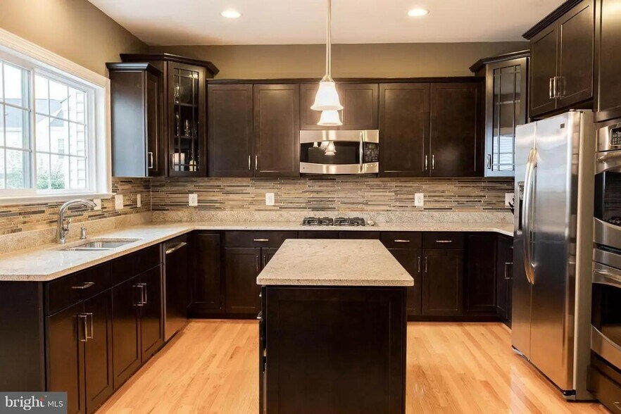 Kitchen - 1717 Taymount Ter NE