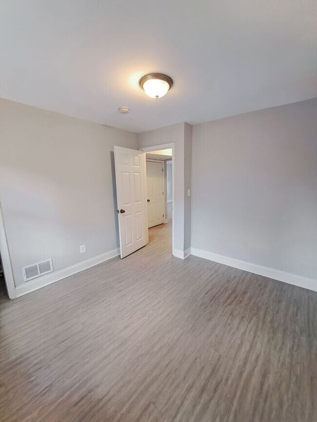 Building Photo - Mid-Century Modern SFH 3-Level, All Utilit...