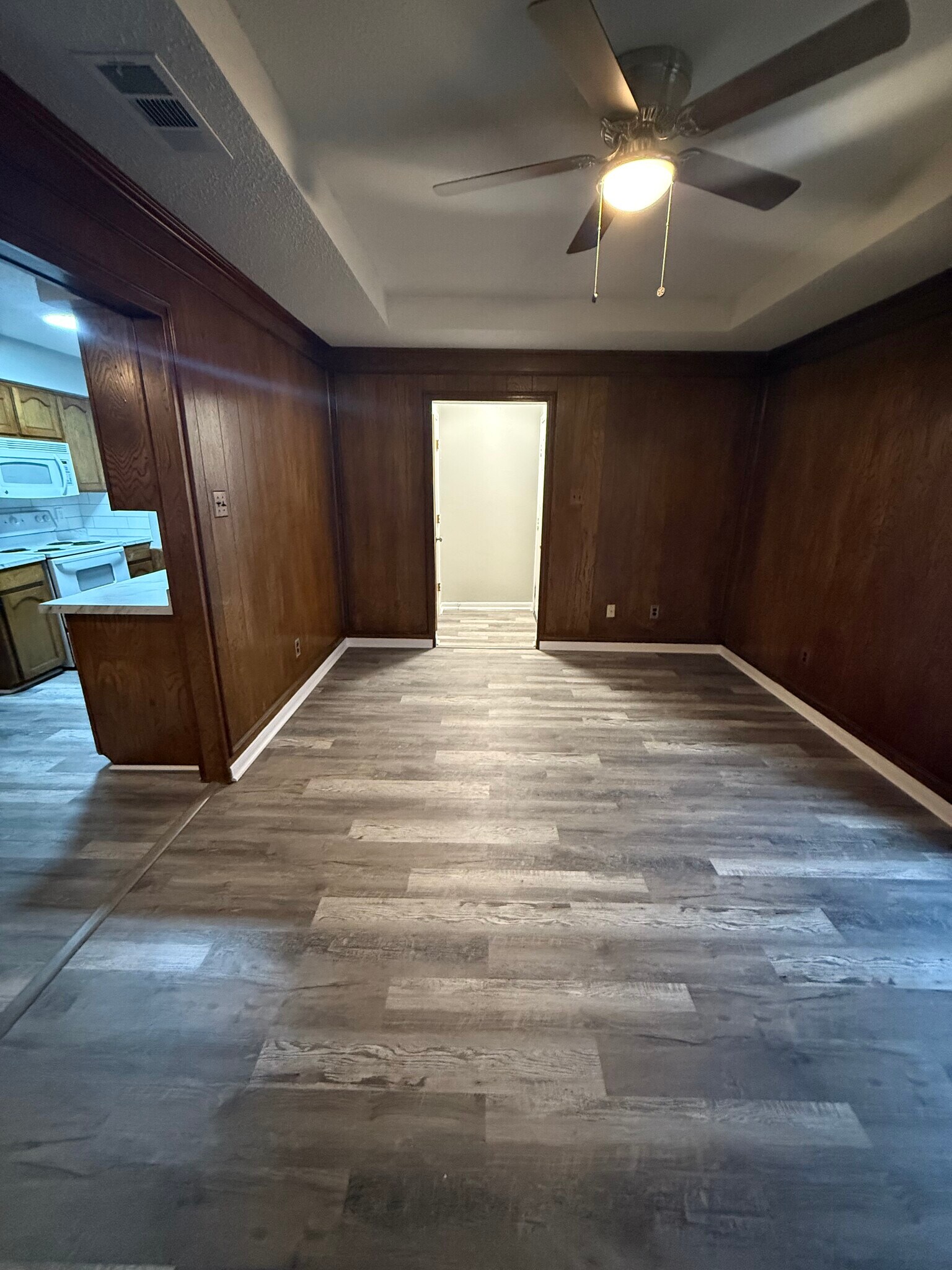 Living Room looking at the entry - 1401 Lackey Ct