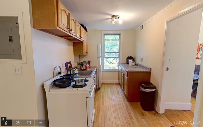 Building Photo - No Brokers Fee, Desirable BU Location, Walk to School, Wat-in Kitchen, Dishwasher, Deck, Laundry ...