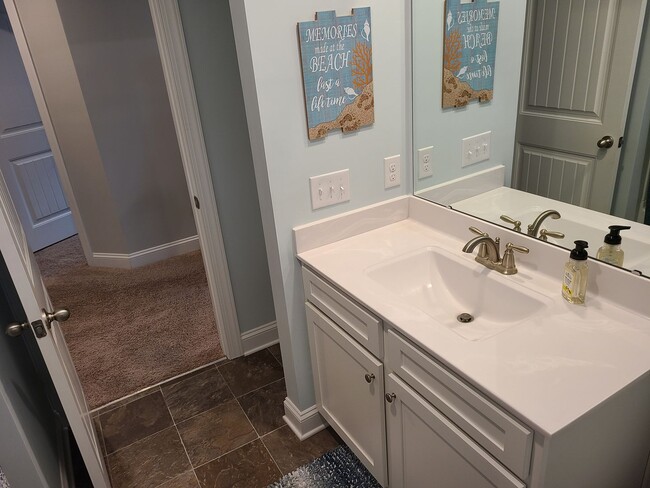 Building Photo - 4 Bed, 2.5 Bath located in Mimosa Bay Comm...