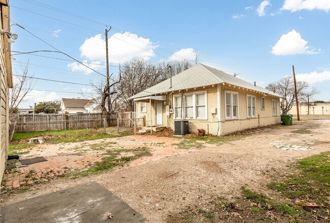 Building Photo - 316 W Avenue A