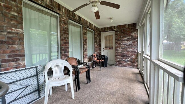 Building Photo - 903 Milroy Dr W