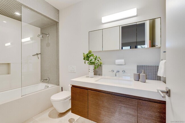 Building Photo - 8070 La Jolla Scenic Dr N