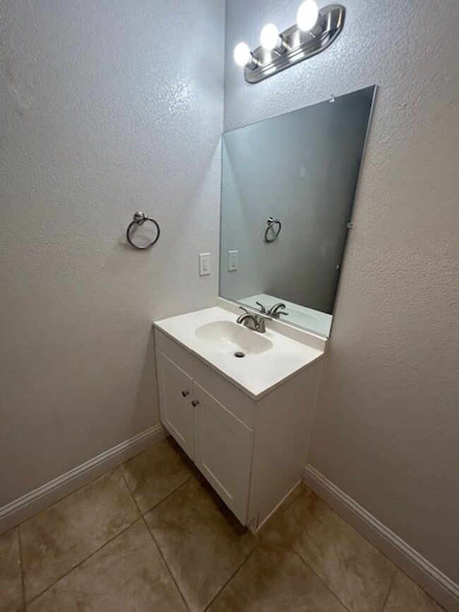 Building Photo - Newly Remodeled
