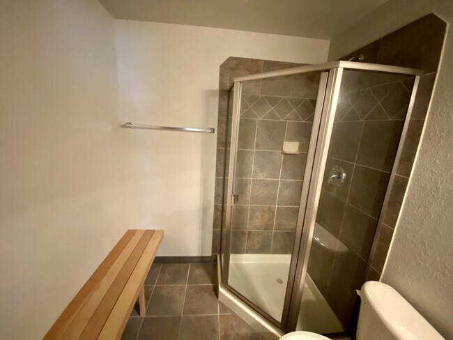 Building Photo - Spacious 4 bed 3.5 Bath in Maple Hill!