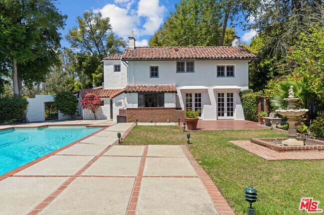 Building Photo - 808 Woodacres Rd